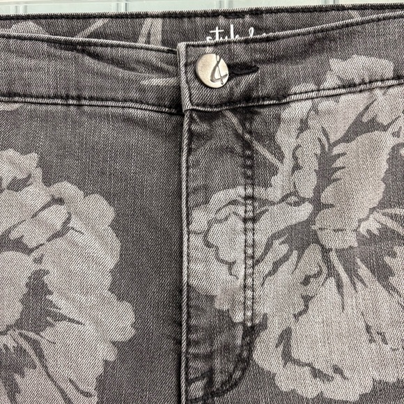 Style & Co Floral Patterned Gray & Black Jeans 24W - Picture 3 of 7